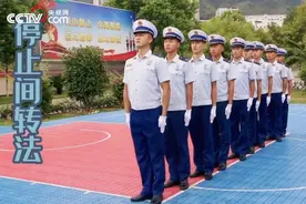 稍息，立正，齐步走...... 蓝朋友的队列会操行云流水图片