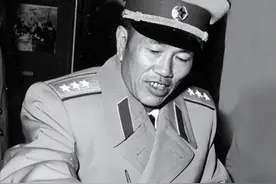 1965年彭德怀被派到成都，理发师告诉他：邓华将军就住在您家附近图片