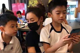 张柏芝带儿子见谢霆锋，注意谢霆锋的反应，网友：让人心疼！图片