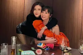 关之琳为顶级名媛庆生，穿短裙弯腰合照展露好身材，比寿星还抢镜图片