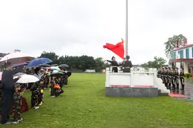军娃进军营丨爸爸，长大我也要穿军装图片