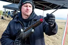 无声的利器 欧美狩猎领域的开拓型武器 以二氧化碳为动力的空气标枪图片