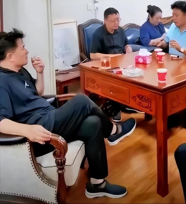 毕福剑现身网红聚会，跷二郎腿叼烟没人理，网友：太把自己当回事