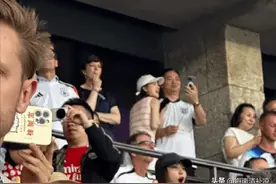 刘强东马云现身欧洲杯，50岁东哥这次赢了，娇妻贴身，反观马云~图片