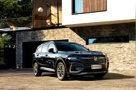 又一“黑马”车型昂科威Plus，喝92号油237匹马力，好开还不贵图片