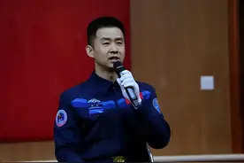 上一次见还是2018年，指令长陈冬母亲谈儿子升空，母子情令人感动图片