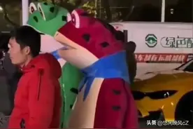 街头有人吵架，路边两只青蛙看呆了。网友：看热闹也不分种类了图片