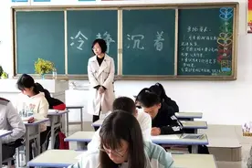 考场上监考老师频繁喝水，并不是口渴这般简单，考生要多长个心眼图片