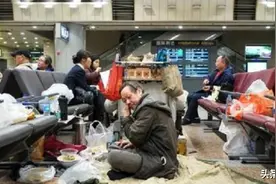 14年离家住在机场航站楼，这样的生活为的是能有抽烟喝酒的自由图片