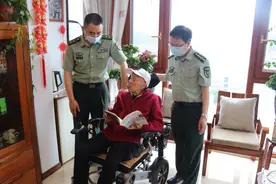 “毛主席曾送我一支枪”——三台县人武部慰问首届全国民兵代表会议民兵代表严治平图片