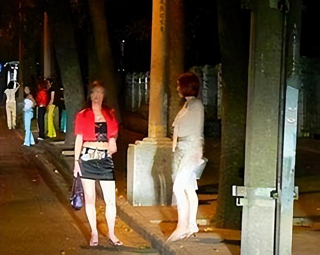 20岁小伙时间太长了！导致43岁站街女受不了竟主动报警求助