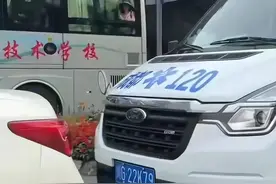 成都一小车司机拒给120让路被罚150元记3分 律师：遇到救护车等特殊车辆 让行是没有商量余地的图片