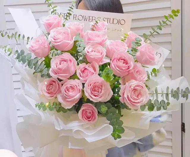 每次都送红玫瑰会不会视觉疲劳了,换成粉色玫瑰不知道怎么样?