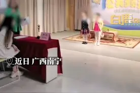 女孩海选小演员得知被骗后郁闷痛哭，妈妈：要交10800元才能晋级图片