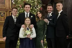 贝克汉姆久违全家福，“赘婿”为爷爷婚礼回家，和弟弟都比爸爸高图片