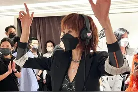 57岁张曼玉罕见现身，一头黄发穿露脐装，谢霆锋郭富城助阵像小弟图片