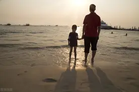 我和12岁的儿子又吵架了，我伤心后，儿子主动拥抱了我图片