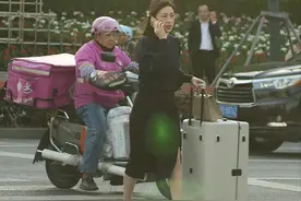 40岁朱珠显身上海，深色职业装肉色丝袜，打着电话，干练优雅自信图片