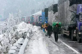 08年百年难遇的暴雪，一场春运之痛，将中国逼成了“基建狂魔”图片