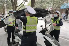 电动自行车装雨棚，拆！图片