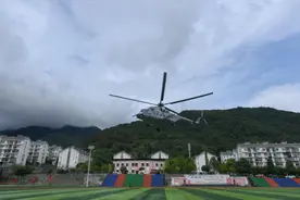西部战区空军某运输搜救团出动直升机转送被困群众图片