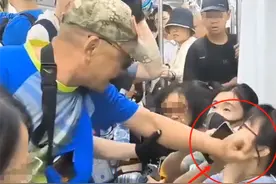后续！地铁老人强制女孩让座，遭拒后袭扰女孩大腿，警方：已行拘图片