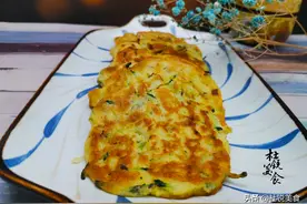 做完豆浆，豆渣可别扔，手不沾面做成小饼，美味有营养家人喜欢图片