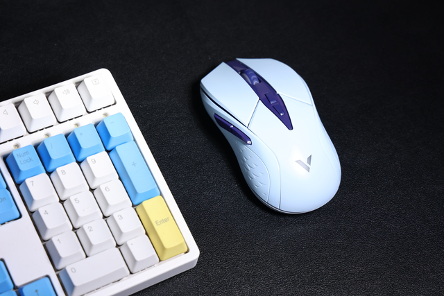 【中小手必备游戏神器】雷柏V300W双模无线RGB游戏鼠标开箱评测！
