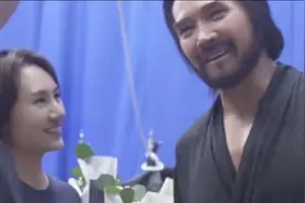 当46岁袁泉和63岁费翔站在一起，我才彻底明白，什么是顶级骨相图片