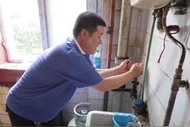 “原来不是我就行”丈夫帮女邻居修1小时水管，亲手毁了七年婚姻图片