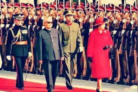 1986年，李先念陪同伊丽莎白女王检阅三军仪仗队，注意看他的服装图片