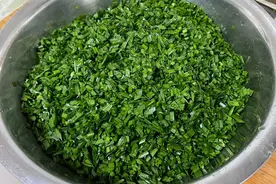 立秋后，遇到韭菜别手软，买10斤放冰箱冻起来，冬天包饺子吃特香图片