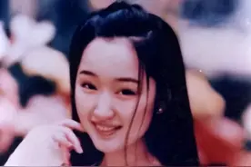 赖文峰出狱后娶妻生子，杨钰莹51岁仍不婚不育，她到底想要什么？图片