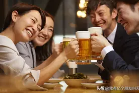 山东酒桌文化：90后和60后的一次饭局，舔和捧的一次默契配合图片