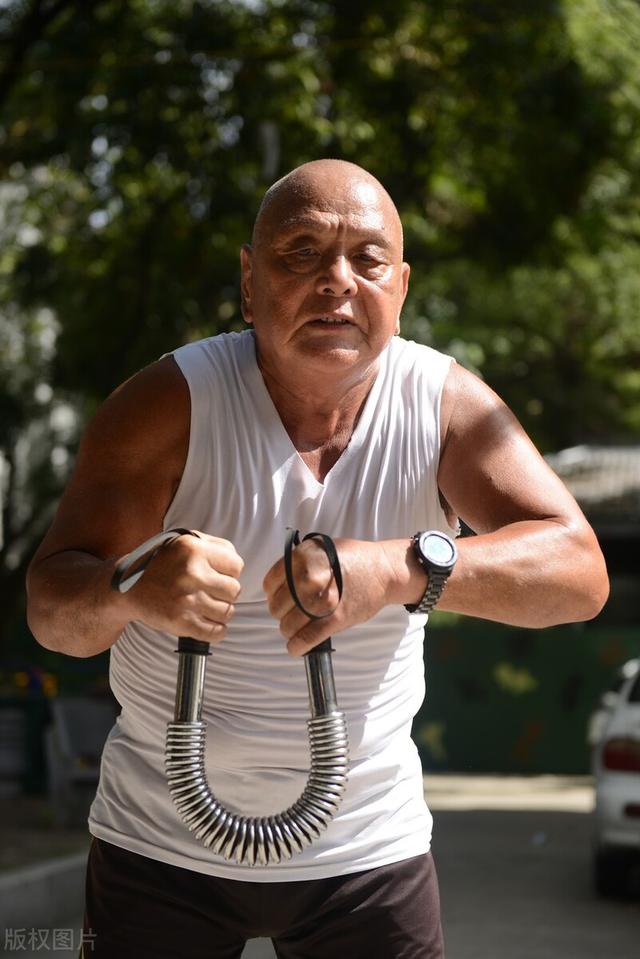 体育科普：臂力器可以练到哪些部位的肌肉+练习方法