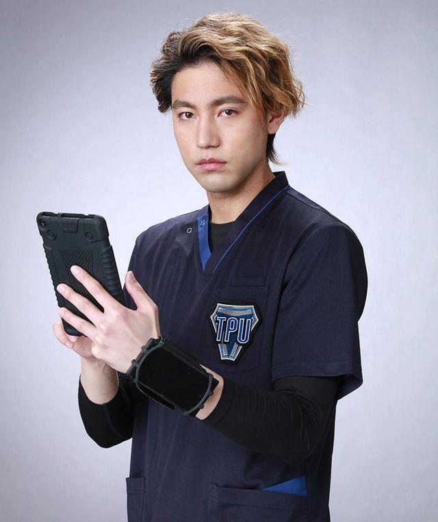 戴卡奥特曼第五位角色，怪兽专家兼驾驶员，严厉的副队长姐姐