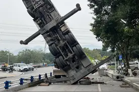 吊车操作失误翻车！“后翻倒立”连累五车受损图片