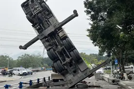 吊车操作失误翻车！“后翻倒立”连累五车受损图片