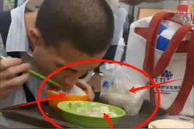 韦神近照曝光，弓腰低头袖口破烂引热议，评论区却都在喊话姜萍图片