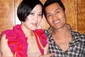 吕良伟陪富婆妻子出国度假！坐豪华游艇太惬意，差15岁却像同龄人图片