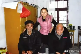 安徽光棍哥俩为养弃婴，拖拉机装土赚奶粉钱，34年后女婴反哺他们图片