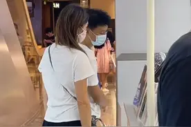 李克勤携妻回内地捞金，夫妇杭州逛商场被偶遇，大包小包收获丰富图片