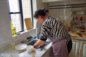 深圳女大学生给3位雇主做保姆，满眼辛酸泪：社会太现实了图片