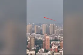 徐州上空突现神秘“飞行物”，纵跨一片天空，是平行世界出现了？图片