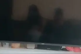 国外独居女子坐沙发上休息，意外发现关闭电视上出现两个人形倒影图片