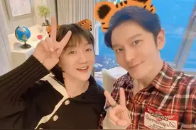 黄晓明和陈梦约饭成功，两人聚会照片曝光，微笑比剪刀手状态大好图片