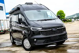 U型“大沙发”+变形厨卫区，设计越来越上道！途酷新全顺B型房车图片