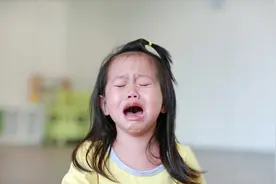 走亲戚时，有三种行为看似逗孩子，其实是没怀好意，父母要制止图片