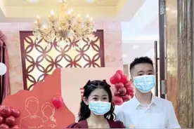 订婚宴上，男孩盯着女孩目不转睛，网友：他眼里有光图片