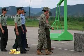 老战士看到部队新装备：“现在的武器好啊！”图片
